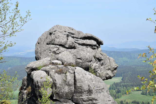 A monkey-shaped rock on Szczeliniec Wielki in Table Mountains National Park, one of the top attractions of the Polish Sudetes. This natural sculpture captivates visitors with its distinct form and breathtaking surroundings.