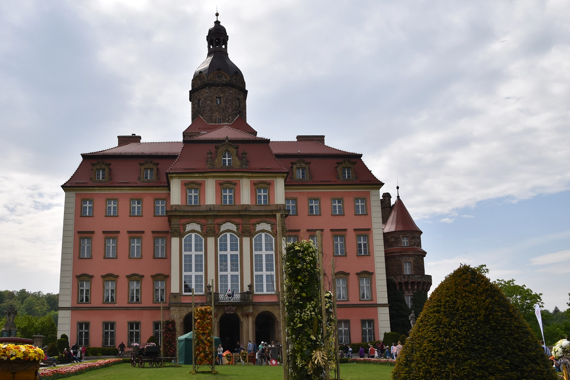 The grand entrance of Ksiaz Castle in Walbrzych invites visitors to admire its striking architecture and explore the beauty of its historic grounds.